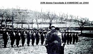 033   JUIN DONNE L'accolade a VAN HECKE EN 1944